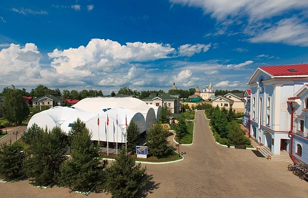 Август